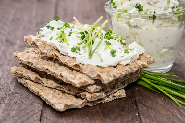 Knäckebröd, crème fakkeloptocht en bieslook — Stockfoto