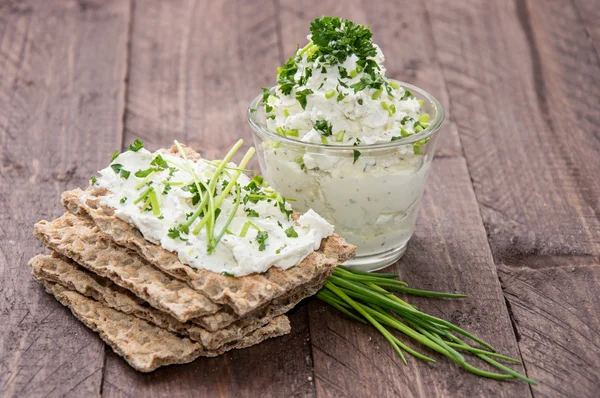 Roomkaas op knäckebröd — Stockfoto