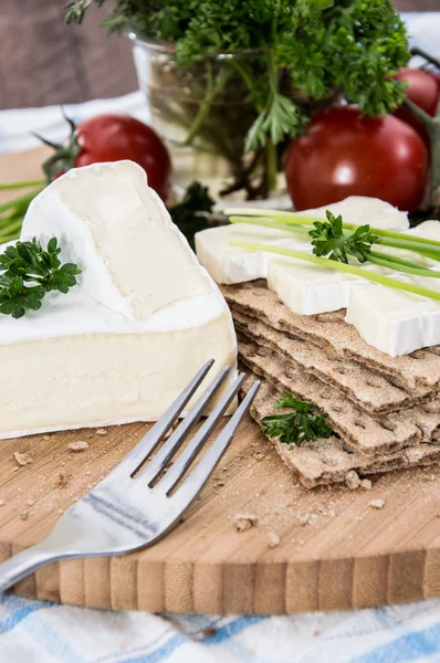 Camembert mit Knäckebrot und Kräutern — Stockfoto