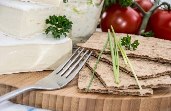 Camembert mit Knäckebrot und Kräutern — Stockfoto