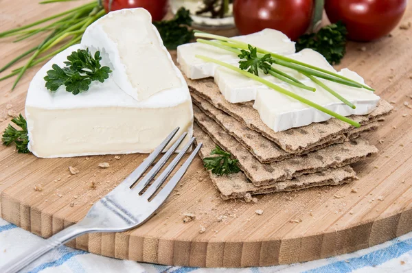 Camembert-Stücke mit Knäckebrot — Stockfoto