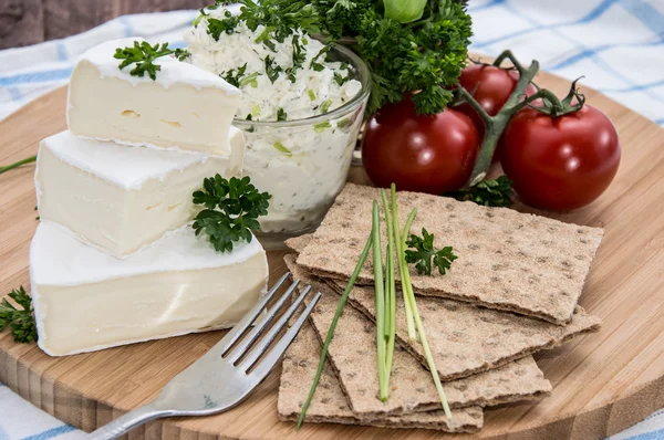 Camembert med knäckebröd och örter — Stockfoto