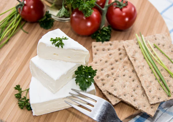 Camembert med knäckebröd och örter — Stockfoto