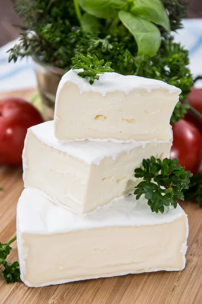 Piezas de camembert en tabla de cortar — Foto de Stock