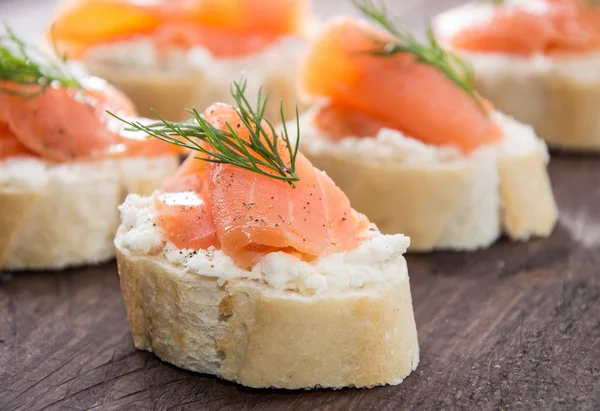 Baguette con Salmón sobre madera — Foto de Stock