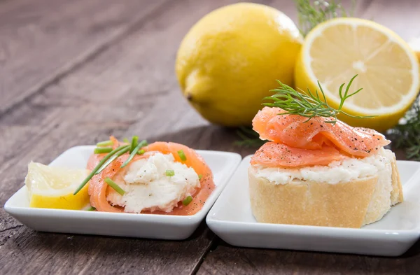 Salmón y rábano picante en una baguette — Foto de Stock