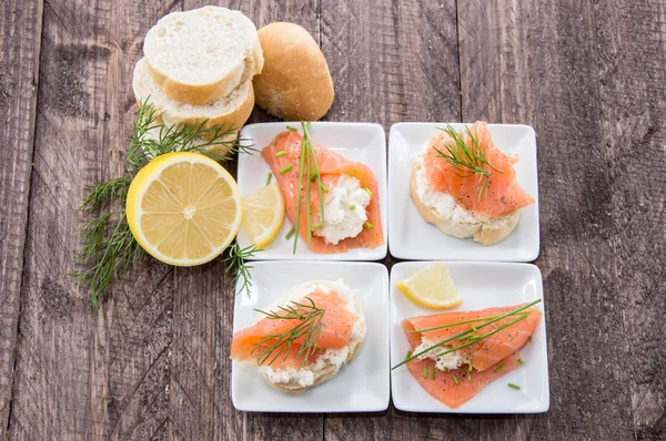 Entrantes de salmón en platos pequeños — Foto de Stock