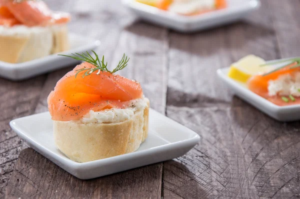 Antipasti di salmone su piccoli piatti — Foto Stock