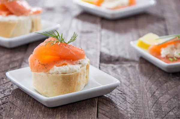 Entrantes de salmón en platos pequeños —  Fotos de Stock