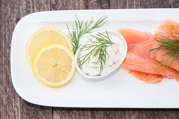 Montón de salmón en un plato — Foto de Stock