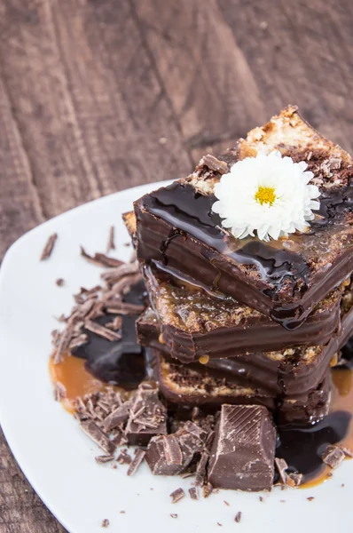 Шоколадний торт з соусами — стокове фото
