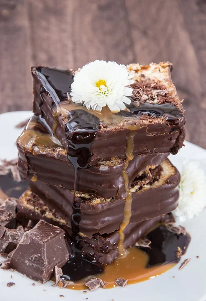 チョコレート ケーキのヒープ — ストック写真