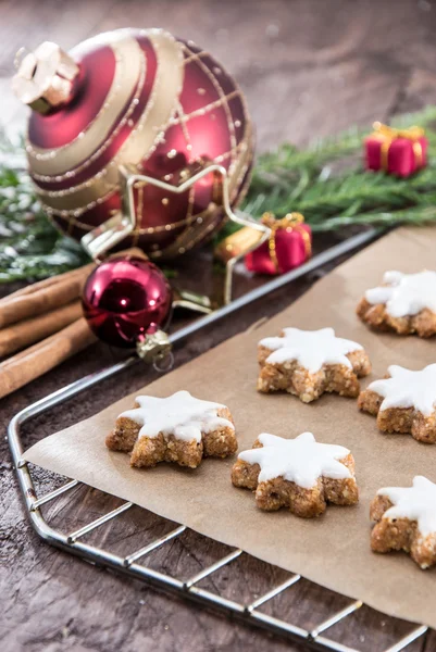 Cinnamon-flavoured star-shaped biscuits — Stock Photo, Image