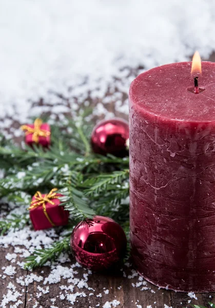 Rustikale Kerzen im Schnee — Stockfoto