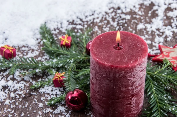Сельские свечи в снегу — стоковое фото