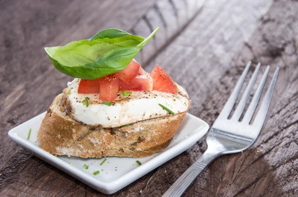 Stuk van mozzarella kaas op een stokbrood — Stockfoto