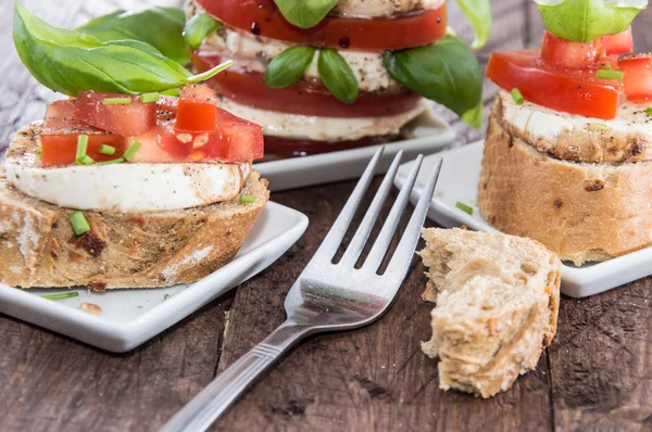 Baguete fresca com tomate e mussarela — Fotografia de Stock