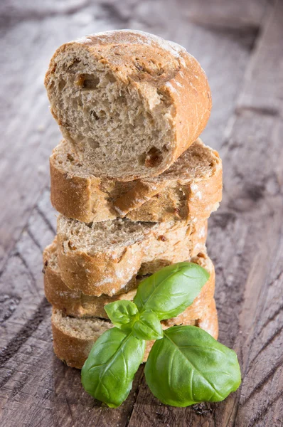 Świeże bagietki pieczone z bazylią — Zdjęcie stockowe