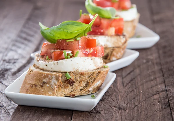 Frisches Baguette mit Tomaten und Mozzarella — Stockfoto