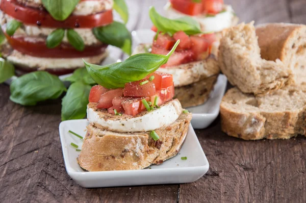 Baguete fresca com tomate e mussarela — Fotografia de Stock