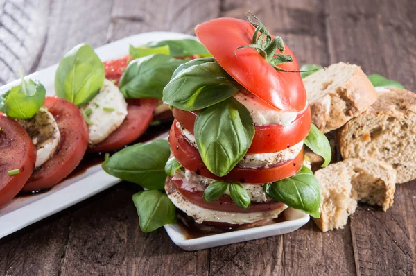 Tranches de tomates empilées et de mozzarella — Photo