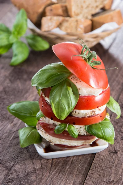 Fatias em camadas de tomate e mussarela — Fotografia de Stock