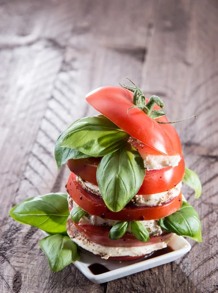 Lagrede skiver av tomat og mozzarella – stockfoto