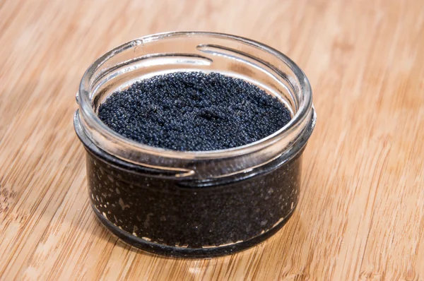 Caviale nero in un bicchiere — Foto Stock