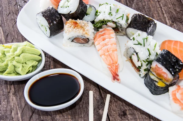 Różne rodzaje sushi na talerzu — Zdjęcie stockowe