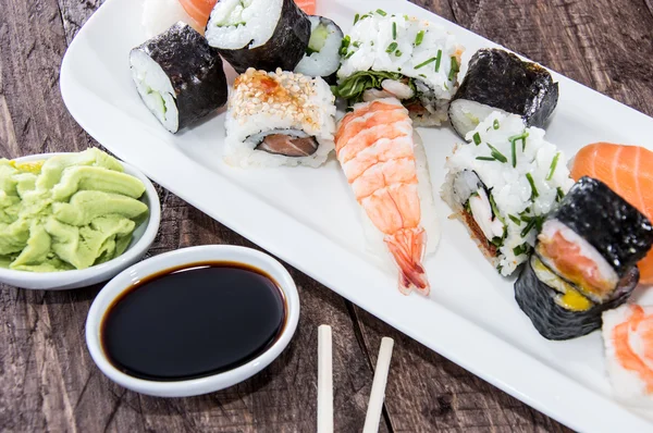 Diferentes tipos de sushi en un plato —  Fotos de Stock