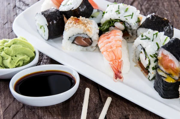 Olika typer av sushi på en platta — Stockfoto