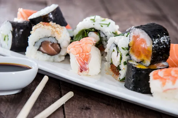 Verschillende soorten sushi op een bord — Stockfoto