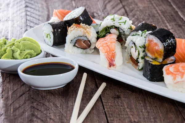 Blandad sushi på en tallrik — Stockfoto