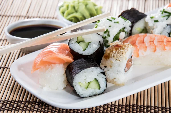 Sushi en un plato —  Fotos de Stock