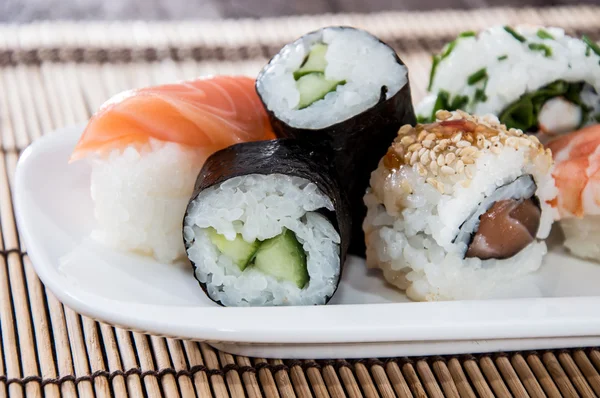 Rouleaux de Sushi mélangés sur une assiette — Photo