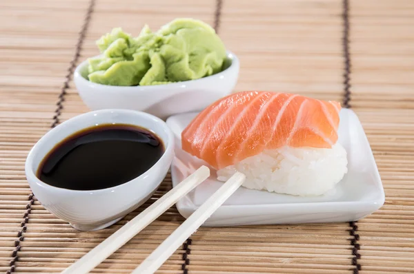Sushi Nigiri z sosem sojowym i wasabi — Zdjęcie stockowe