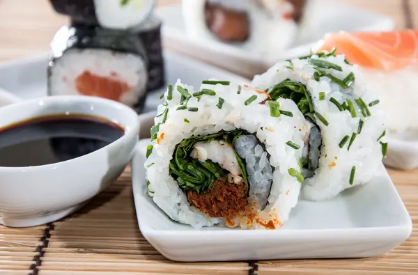 Rollos de sushi con palos y salsa de soja — Foto de Stock