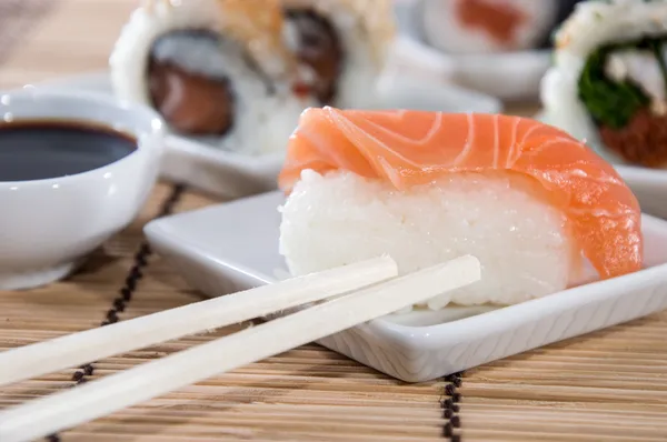 Nigiri Sushi con bastoncini e salsa di soia — Foto Stock