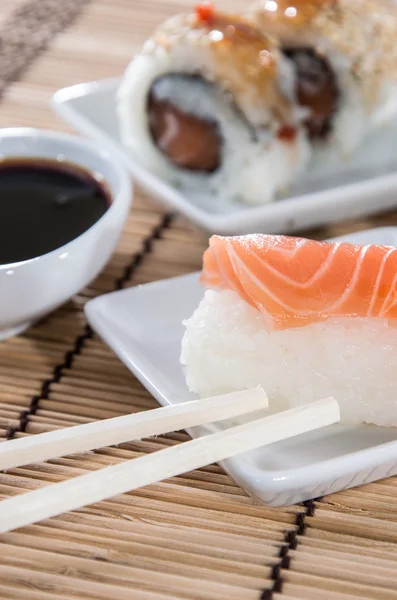 Nigiri Sushi con palos y salsa de soja —  Fotos de Stock