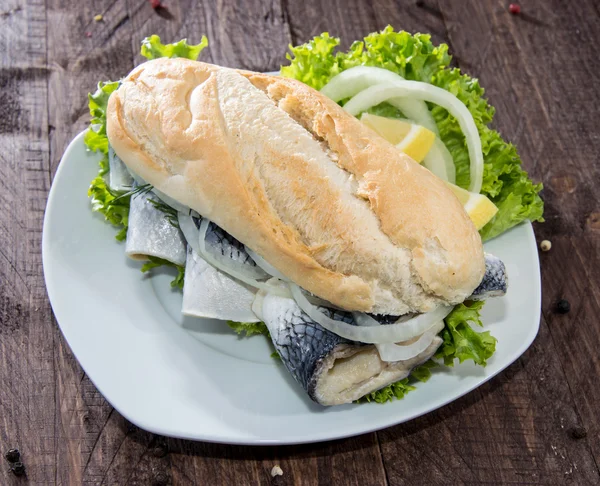 Sandwich au poisson sur fond en bois — Photo