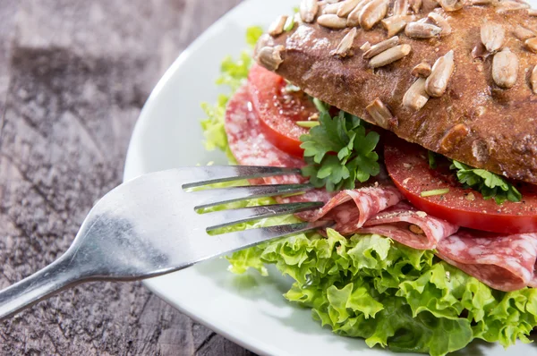 Свежий сэндвич с салями на дереве — стоковое фото