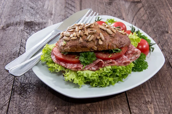 Hausgemachtes Salami-Sandwich — Stockfoto