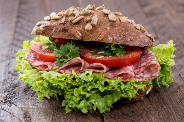 Sandwich de salame feito na madeira — Fotografia de Stock