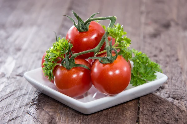 Tomatenhaufen auf einem Teller — Stockfoto