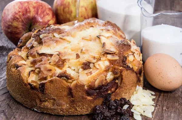 Fresh baked Apple Pie with ingredients — Stock Photo, Image