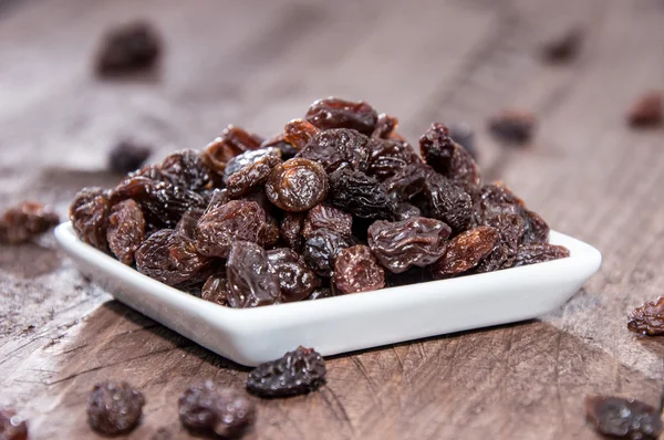 Small plate with Raisins — Stock Photo, Image