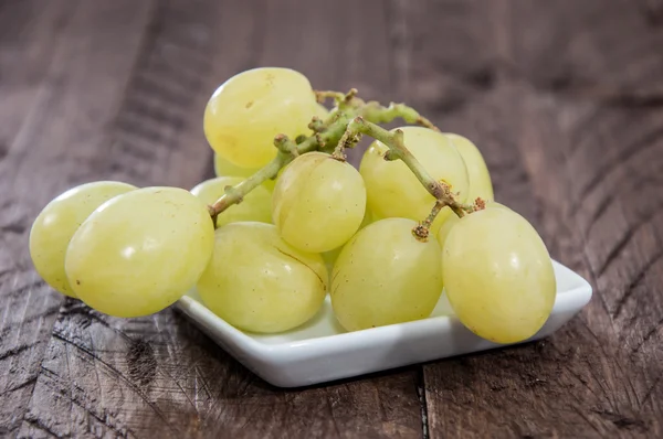 Montón de uvas aisladas en blanco —  Fotos de Stock
