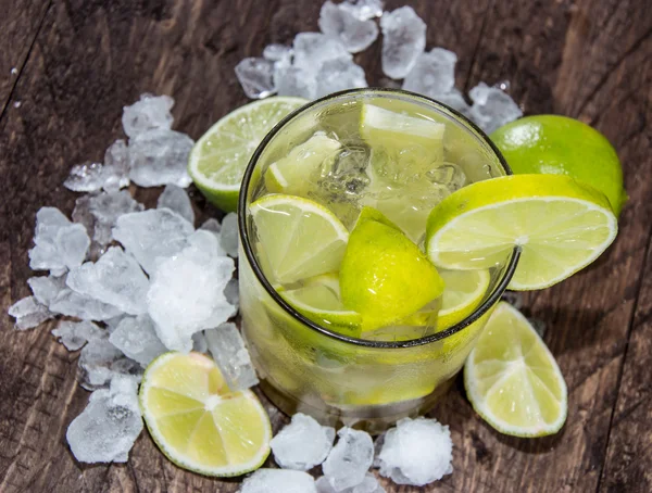 Caipirinha com Gelo Esmagado sobre madeira — Fotografia de Stock