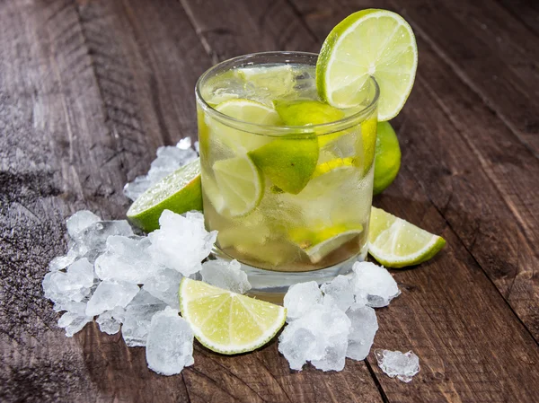 Bicchiere di Caipirinha con ghiaccio tritato — Foto Stock