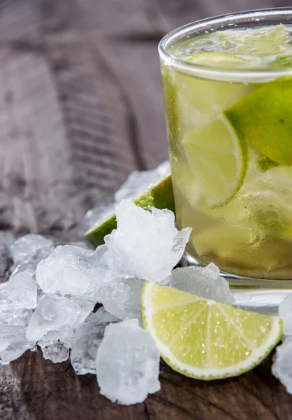 Glass caipirinha 与碎冰 — 图库照片